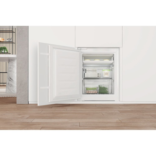 Whirlpool WHC18T332 55CM 70/30 Integrated Fridge Freezer